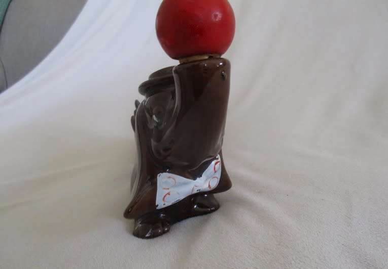LANGLAAGTE!!  VINTAGE LOOOONG DACHSHUND PORCELAIN DECANTER WITH CUTE ROUND RED NOSE STOPPER!