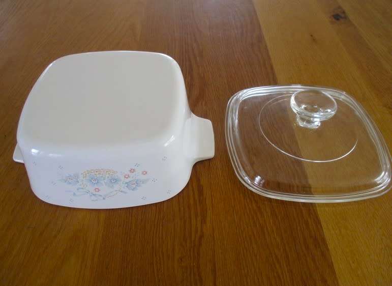 LIDDED CORNING WARE/CORNINGWARE DISH - COUNTRY CORNFLOWER