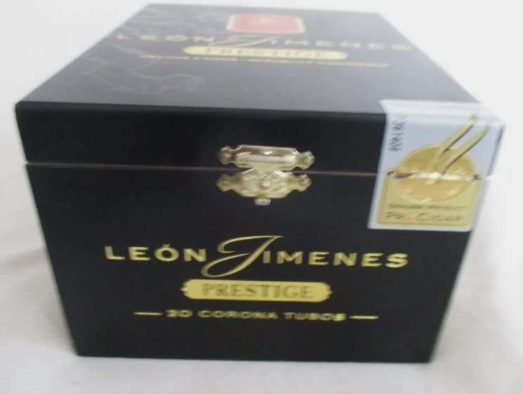 AN ELEGANT WOODEN LEON JIMENES CIGAR BOX FOR THE COLLECTOR