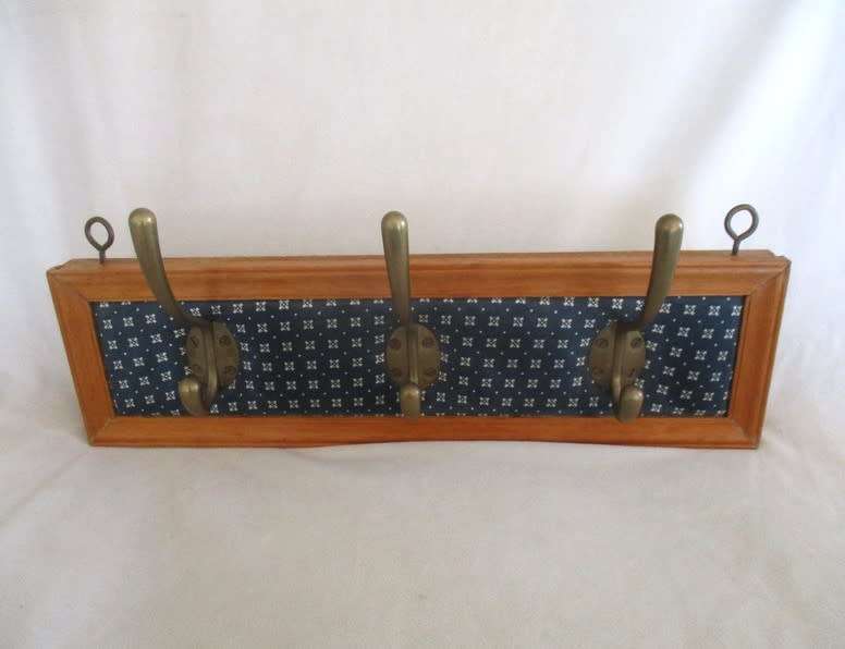 BEAUTIFUL WOOD, STURDY BIGGIE BEST STYLE HAT/COAT/TOWEL WITH LARGE SOLID BRASS HOOKS
