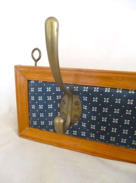 BEAUTIFUL WOOD, STURDY BIGGIE BEST STYLE HAT/COAT/TOWEL WITH LARGE SOLID BRASS HOOKS