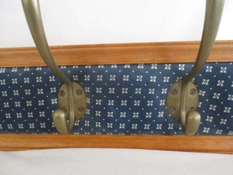 BEAUTIFUL WOOD, STURDY BIGGIE BEST STYLE HAT/COAT/TOWEL WITH LARGE SOLID BRASS HOOKS