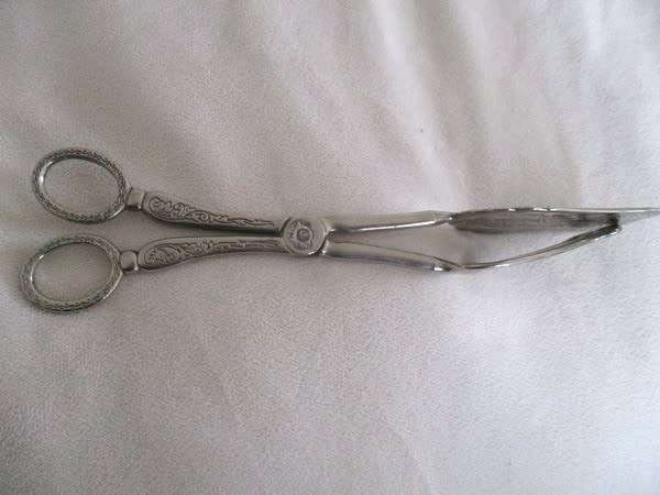 VINTAGE SILVER PLATED CAKE/PASTRY TONGS - ORNATE AND STURDY