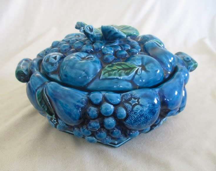 VINTAGE 1960`s INARCO, JAPAN MAJOLICA LIDDED FRUIT SCULPTURE DISH IN BEAUTIFUL MOOD INDIGO BLUE