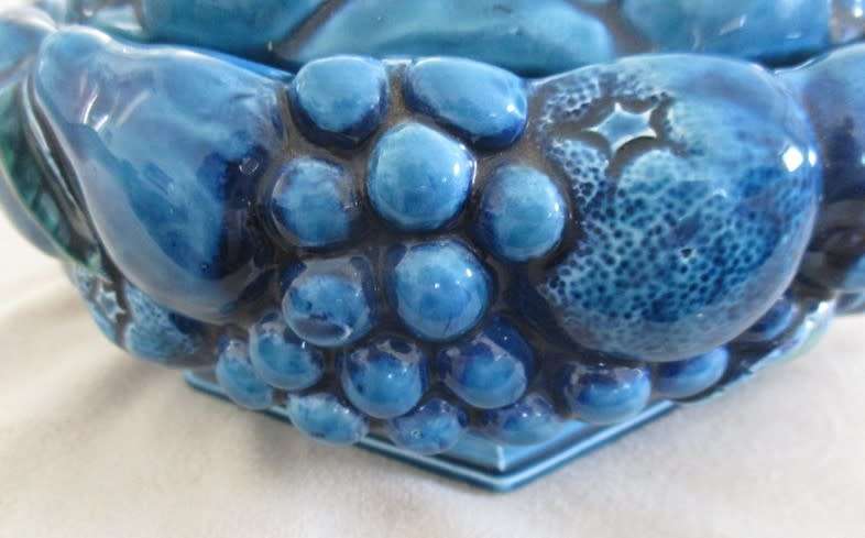 VINTAGE 1960`s INARCO, JAPAN MAJOLICA LIDDED FRUIT SCULPTURE DISH IN BEAUTIFUL MOOD INDIGO BLUE