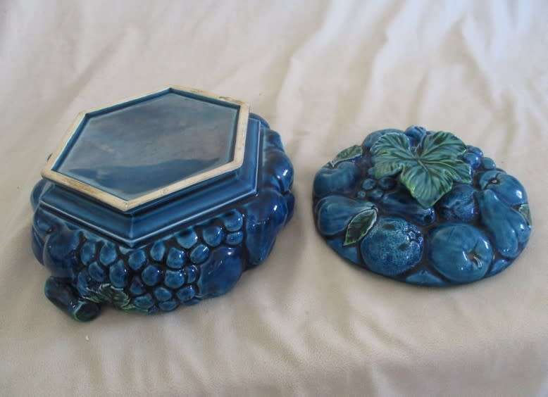 VINTAGE 1960`s INARCO, JAPAN MAJOLICA LIDDED FRUIT SCULPTURE DISH IN BEAUTIFUL MOOD INDIGO BLUE