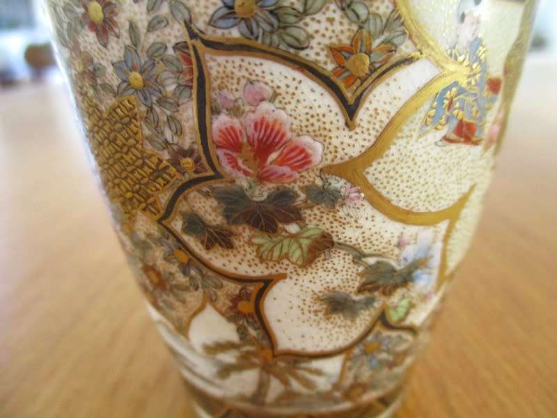 FOR ZHECHE 4574 ONLY- ANTIQUE JAPANESE SATSUMA VASE WITH INTRICATE SCENES IN LOTUS BLOSSOM OUTLINES