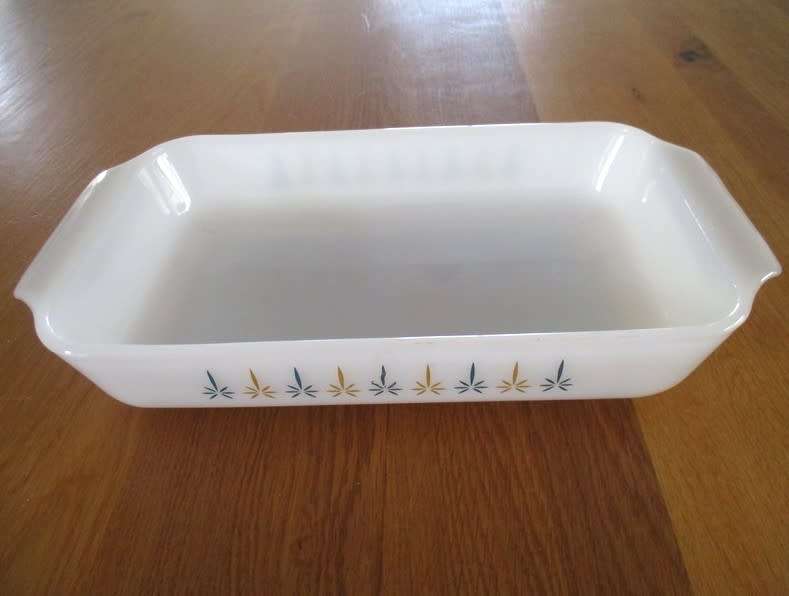 Large vintage Anchor Hocking Fire-King pie dish