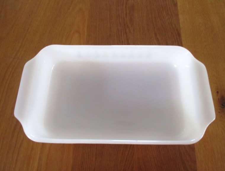 Large vintage Anchor Hocking Fire-King pie dish