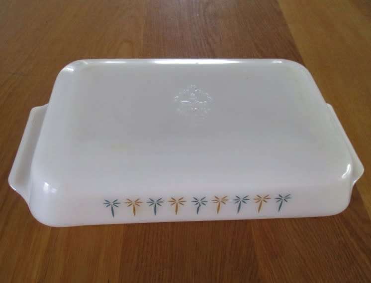 Large vintage Anchor Hocking Fire-King pie dish