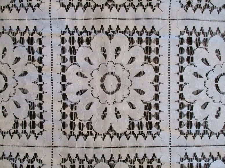 A beautiful very large lace table cloth/throw - 2.5m x 1.5m