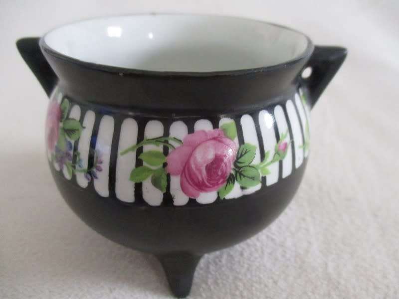 Just a pretty little `whatnot` pot with pretty pink roses