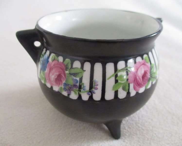 Just a pretty little `whatnot` pot with pretty pink roses