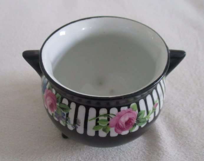 Just a pretty little `whatnot` pot with pretty pink roses