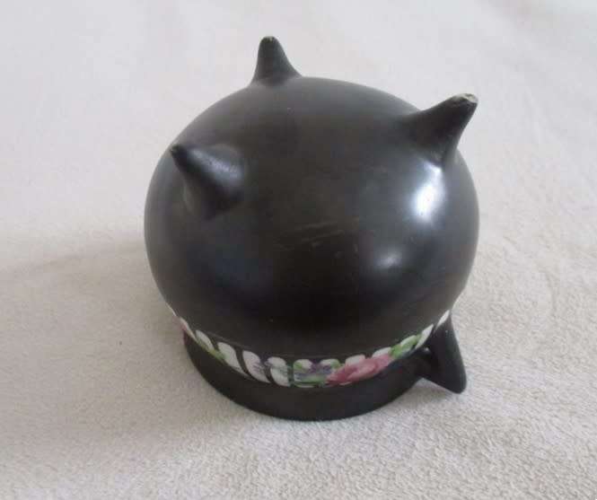 Just a pretty little `whatnot` pot with pretty pink roses