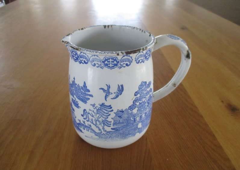 Out of Grandma`s Attic - vintage/antique willow pattern enamel jug for your cut flowers