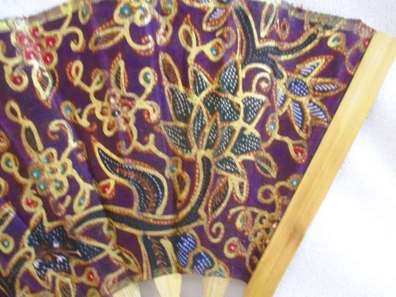 Beautiful vintage hand painted bamboo and silk hand held fan with gilt highlights