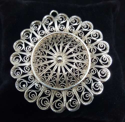 Very Beautiful Silver Antique filigree pendant in good condition