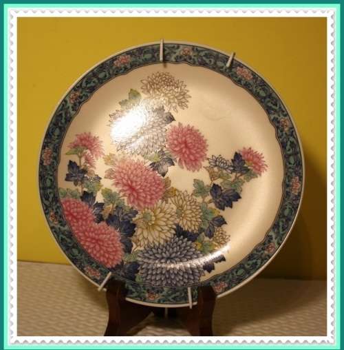 BEAUTIFUL ORIENTAL STYLE WALL PLATE IN BLUE PINK AND GREEN COLOURS PEARL OFF WHITE BACKGROUND