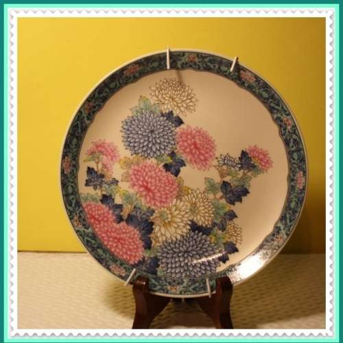BEAUTIFUL ORIENTAL STYLE WALL PLATE IN BLUE PINK AND GREEN COLOURS PEARL OFF WHITE BACKGROUND