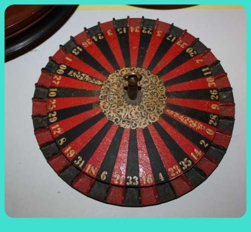 BEAUTIFUL 19TH CENTURY TREEN TRAVELING ROULETTE WHEEL WITH LID