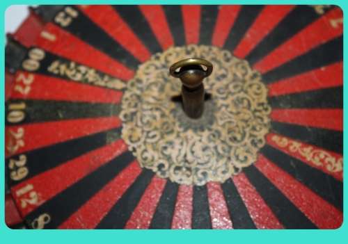 BEAUTIFUL 19TH CENTURY TREEN TRAVELING ROULETTE WHEEL WITH LID