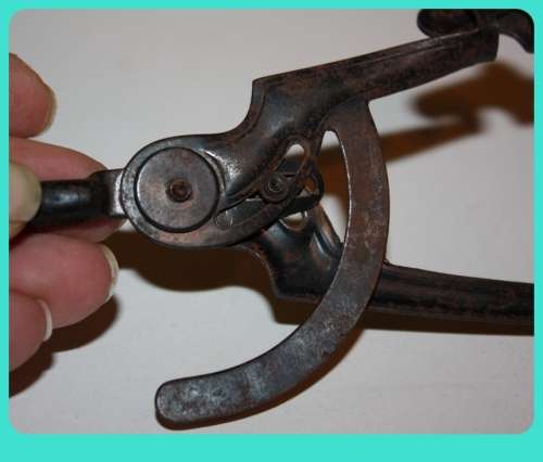 VERY OLD COMPASS MAY HAVE NAUTICAL USE ON MAPS NO MAKERS MARKS SEE PHOTOS