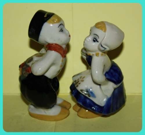 DUTCH KISSING SWEETHEARTS PAIR VINTAGE