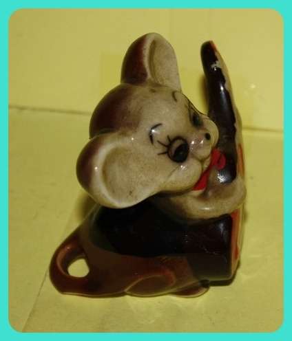 MOUSE PLAYING GUITAR VINTAGE FIGURINE SMALL