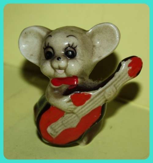 MOUSE PLAYING GUITAR VINTAGE FIGURINE SMALL
