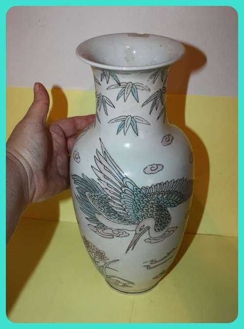 LARGE ORIENTAL VASE WITH BIRD AND FLOWER DETAILS VERY PRETTY (D)