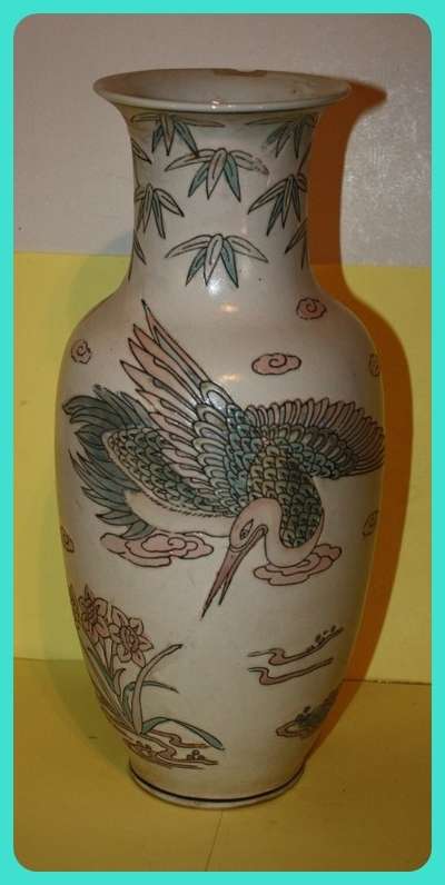 LARGE ORIENTAL VASE WITH BIRD AND FLOWER DETAILS VERY PRETTY (D)