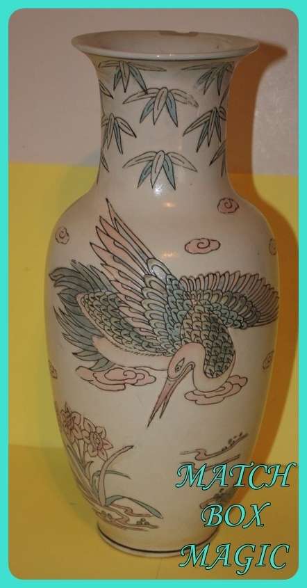 LARGE ORIENTAL VASE WITH BIRD AND FLOWER DETAILS VERY PRETTY (D)