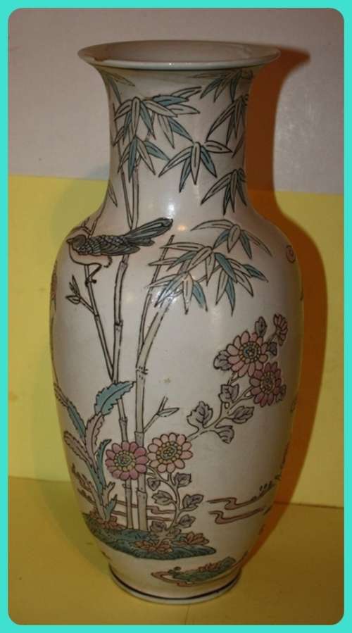 LARGE ORIENTAL VASE WITH BIRD AND FLOWER DETAILS VERY PRETTY (D)