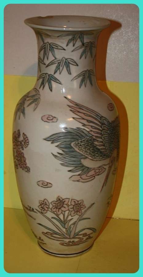 LARGE ORIENTAL VASE WITH BIRD AND FLOWER DETAILS VERY PRETTY (D)
