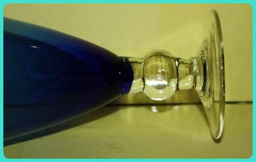 BLUE STEM VASE SINGLE BUBBLE STEM FLAT FOOT