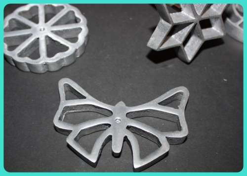 SWISS CHEF PASTRY MAKER (SNACKLE) WITH WOODEN HANDLE AND 4 PASTRY SHAPES IN BOX WITH RECIPE AND INS