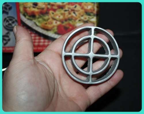 SWISS CHEF PASTRY MAKER (SNACKLE) WITH WOODEN HANDLE AND 4 PASTRY SHAPES IN BOX WITH RECIPE AND INS