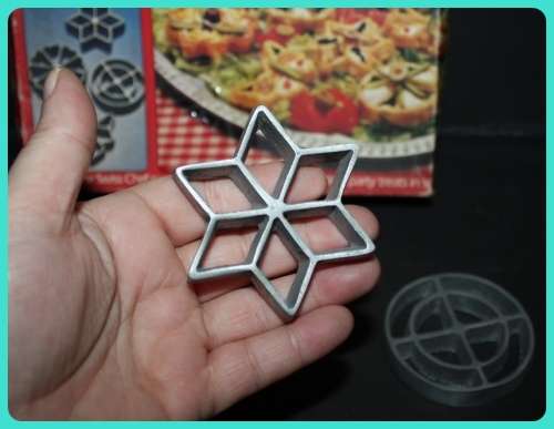 SWISS CHEF PASTRY MAKER (SNACKLE) WITH WOODEN HANDLE AND 4 PASTRY SHAPES IN BOX WITH RECIPE AND INS