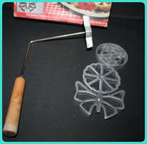 SWISS CHEF PASTRY MAKER (SNACKLE) WITH WOODEN HANDLE AND 4 PASTRY SHAPES IN BOX WITH RECIPE AND INS