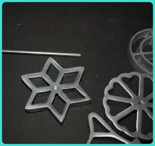 SWISS CHEF PASTRY MAKER (SNACKLE) WITH WOODEN HANDLE AND 4 PASTRY SHAPES IN BOX WITH RECIPE AND INS