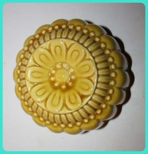 JELLY MOULD CERAMIC YELLOW DECORATIVE MAKERS NAME ON SIDE CAN BE DISPLAYED ON WALL