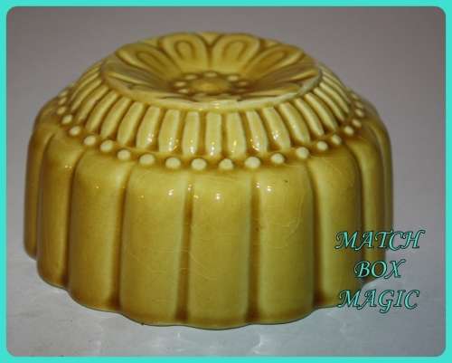 JELLY MOULD CERAMIC YELLOW DECORATIVE MAKERS NAME ON SIDE CAN BE DISPLAYED ON WALL