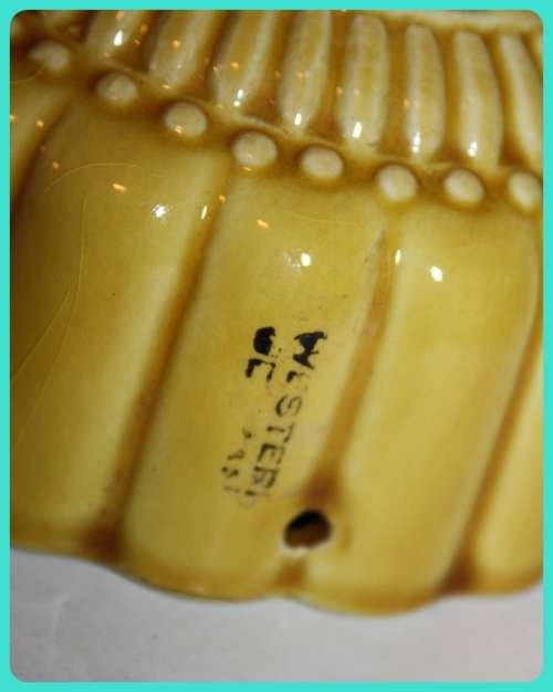 JELLY MOULD CERAMIC YELLOW DECORATIVE MAKERS NAME ON SIDE CAN BE DISPLAYED ON WALL