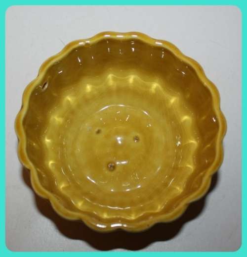 JELLY MOULD CERAMIC YELLOW DECORATIVE MAKERS NAME ON SIDE CAN BE DISPLAYED ON WALL