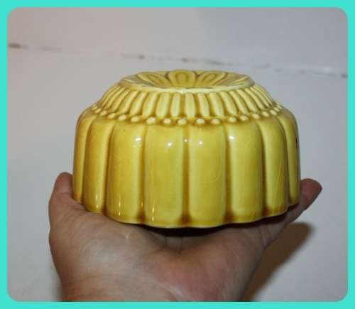 JELLY MOULD CERAMIC YELLOW DECORATIVE MAKERS NAME ON SIDE CAN BE DISPLAYED ON WALL