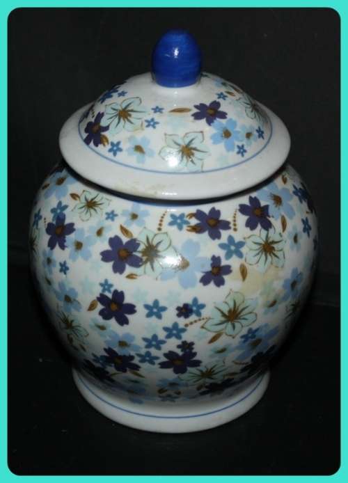 WOOLWORTHS GINGER JAR BLUE AND WHITE FLORAL LID LOCKS IN PLACE