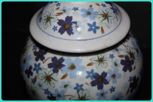 WOOLWORTHS GINGER JAR BLUE AND WHITE FLORAL LID LOCKS IN PLACE