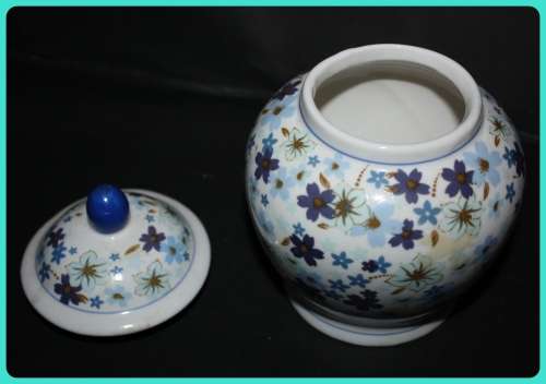 WOOLWORTHS GINGER JAR BLUE AND WHITE FLORAL LID LOCKS IN PLACE