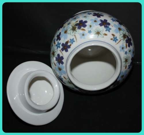 WOOLWORTHS GINGER JAR BLUE AND WHITE FLORAL LID LOCKS IN PLACE
